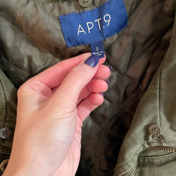 Like new green military jacket with detachable fur collar - Picture 6 of 8